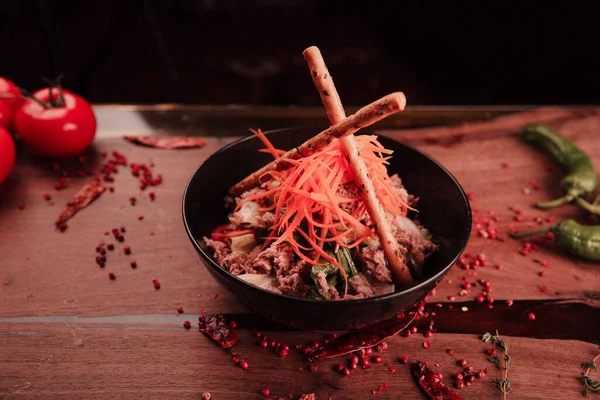 Taze salata tabağı ile karışık yeşillik