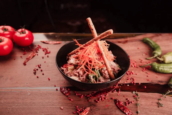 Taze salata tabağı ile karışık yeşillik