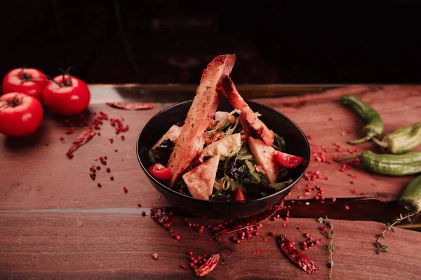 Taze salata tabağı ile karışık yeşillik