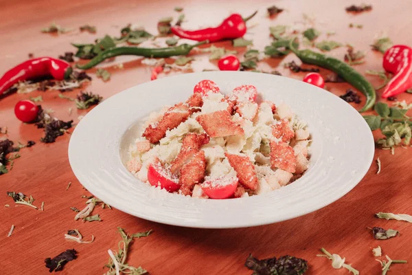 Taze salata tabağı ile karışık yeşillik