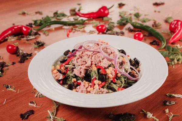 Taze salata tabağı ile karışık yeşillik