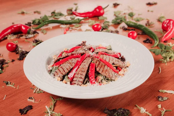 Taze salata tabağı ile karışık yeşillik