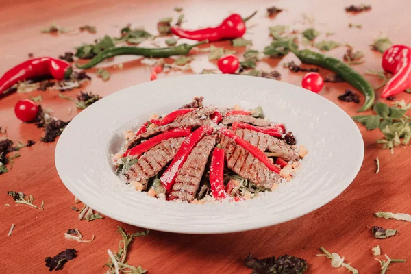 Taze salata tabağı ile karışık yeşillik