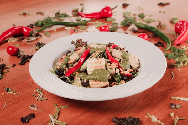 Taze salata tabağı ile karışık yeşillik