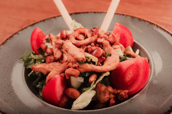 Taze salata tabağı ile karışık yeşillik