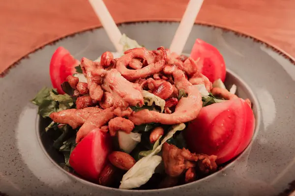 Taze salata tabağı ile karışık yeşillik