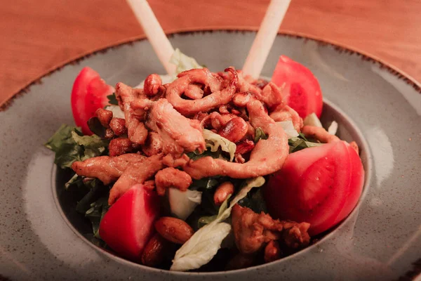 Taze salata tabağı ile karışık yeşillik