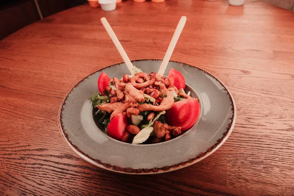 Taze salata tabağı ile karışık yeşillik