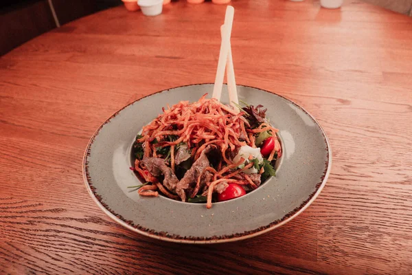 Taze salata tabağı ile karışık yeşillik