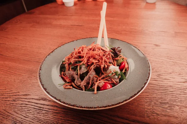 Taze salata tabağı ile karışık yeşillik