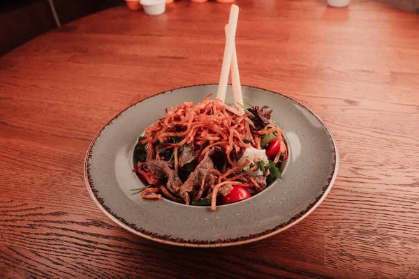 Taze salata tabağı ile karışık yeşillik