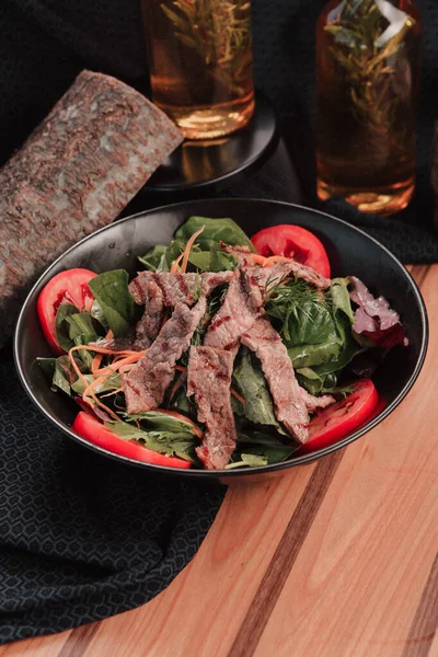 Taze salata tabağı ile karışık yeşillik