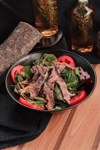 Taze salata tabağı ile karışık yeşillik