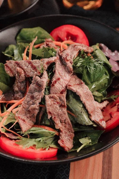 Taze salata tabağı ile karışık yeşillik