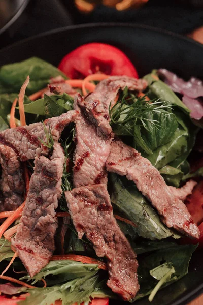 Taze salata tabağı ile karışık yeşillik