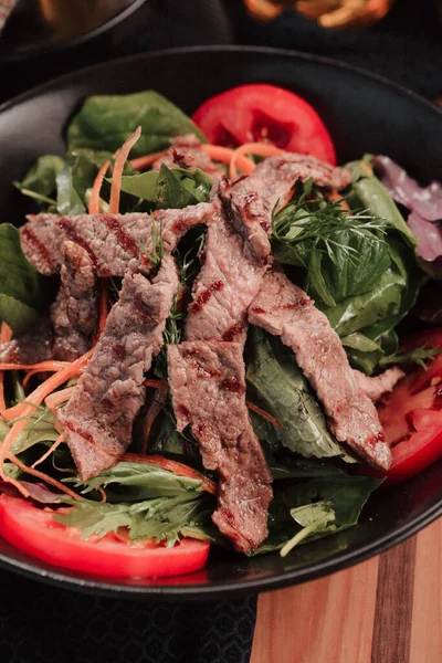 Taze salata tabağı ile karışık yeşillik