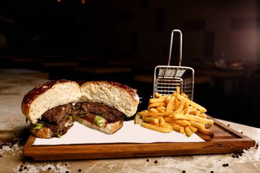 Taze sebzeli ev yapımı hamburger.