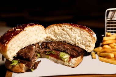 Taze sebzeli ev yapımı hamburger.