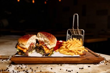 Taze sebzeli ev yapımı hamburger.