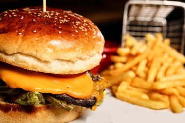 Taze sebzeli ev yapımı hamburger.