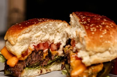 Taze sebzeli ev yapımı hamburger.