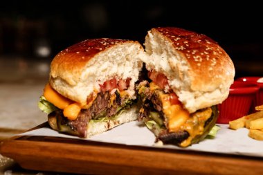 Taze sebzeli ev yapımı hamburger.