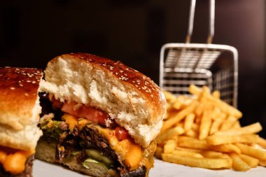 Taze sebzeli ev yapımı hamburger.