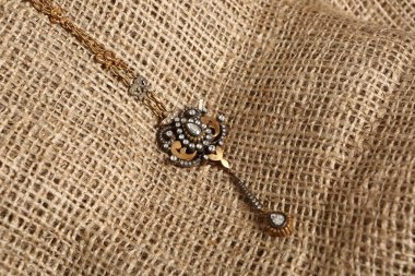 Elmas Mücevherler ve Moda Mücevherleri