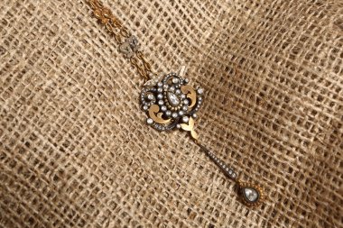 Elmas Mücevherler ve Moda Mücevherleri