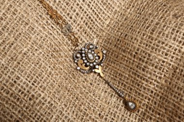 Elmas Mücevherler ve Moda Mücevherleri