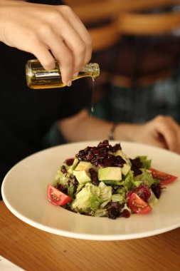 çekici beyaz salata, odak üstünde el yemek kadın ve çatal gülümseyen portresi.