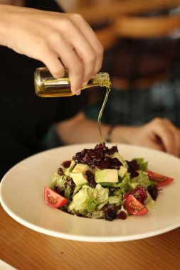 çekici beyaz salata, odak üstünde el yemek kadın ve çatal gülümseyen portresi.