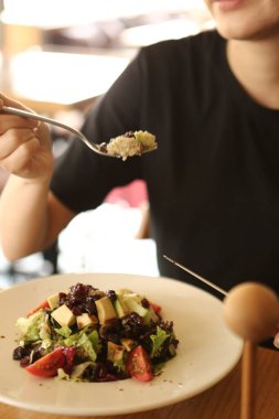 çekici beyaz salata, odak üstünde el yemek kadın ve çatal gülümseyen portresi.