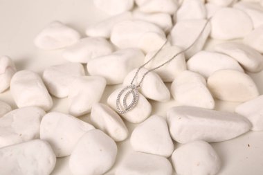 Elmas Mücevherler ve Moda Mücevherleri