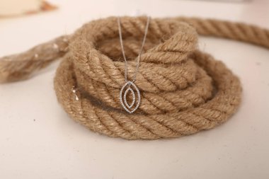 Elmas Mücevherler ve Moda Mücevherleri