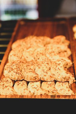 Bir grup çeşit kurabiye. Çikolata parçacıklı, yulaflı, kuru üzümlü, beyaz çikolatalı.