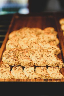 Bir grup çeşit kurabiye. Çikolata parçacıklı, yulaflı, kuru üzümlü, beyaz çikolatalı.