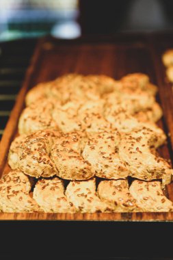 Bir grup çeşit kurabiye. Çikolata parçacıklı, yulaflı, kuru üzümlü, beyaz çikolatalı.