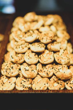 Bir grup çeşit kurabiye. Çikolata parçacıklı, yulaflı, kuru üzümlü, beyaz çikolatalı.