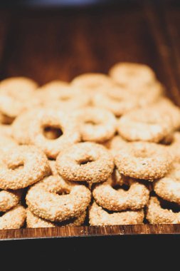 Bir grup çeşit kurabiye. Çikolata parçacıklı, yulaflı, kuru üzümlü, beyaz çikolatalı.