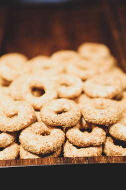 Bir grup çeşit kurabiye. Çikolata parçacıklı, yulaflı, kuru üzümlü, beyaz çikolatalı.