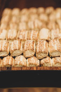 Bir grup çeşit kurabiye. Çikolata parçacıklı, yulaflı, kuru üzümlü, beyaz çikolatalı.