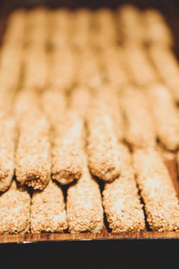 Bir grup çeşit kurabiye. Çikolata parçacıklı, yulaflı, kuru üzümlü, beyaz çikolatalı.