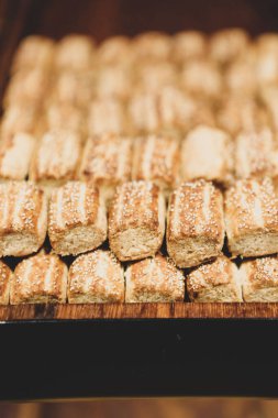 Bir grup çeşit kurabiye. Çikolata parçacıklı, yulaflı, kuru üzümlü, beyaz çikolatalı.