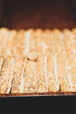 Bir grup çeşit kurabiye. Çikolata parçacıklı, yulaflı, kuru üzümlü, beyaz çikolatalı.