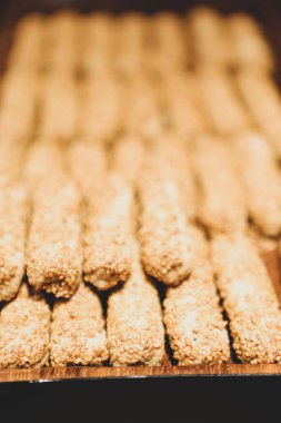 Bir grup çeşit kurabiye. Çikolata parçacıklı, yulaflı, kuru üzümlü, beyaz çikolatalı.