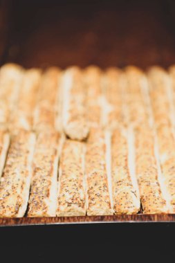 Bir grup çeşit kurabiye. Çikolata parçacıklı, yulaflı, kuru üzümlü, beyaz çikolatalı.