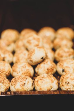 Bir grup çeşit kurabiye. Çikolata parçacıklı, yulaflı, kuru üzümlü, beyaz çikolatalı.