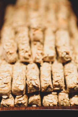 Bir grup çeşit kurabiye. Çikolata parçacıklı, yulaflı, kuru üzümlü, beyaz çikolatalı.