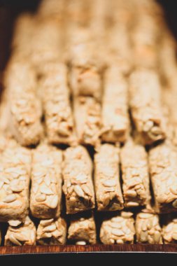 Bir grup çeşit kurabiye. Çikolata parçacıklı, yulaflı, kuru üzümlü, beyaz çikolatalı.